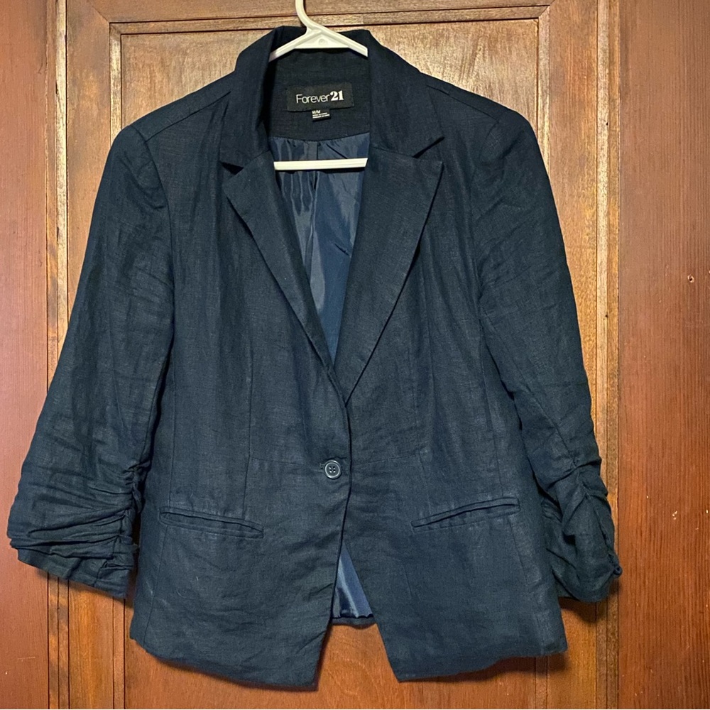 EUC Forever 21
Navy blue linen blazer, Medium.
Relaxed wrinkly linen look.